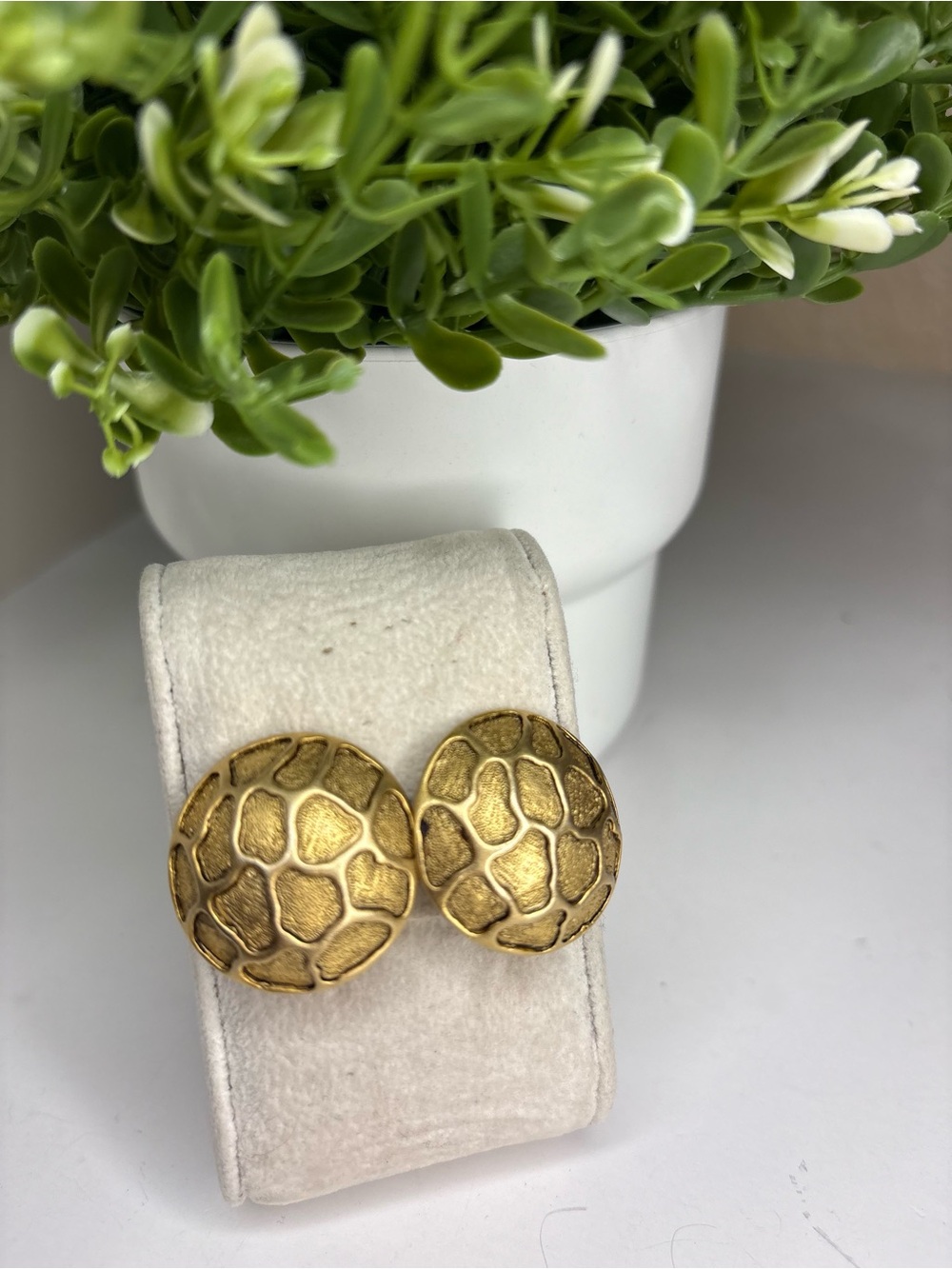 Vintage Norma Jean Gold Textured Safari Giraffe Clip On Earrings Retro Statement